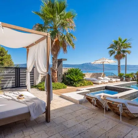 Luxury Beachfront Sensation Ciovo With Pool & Jacuzzi