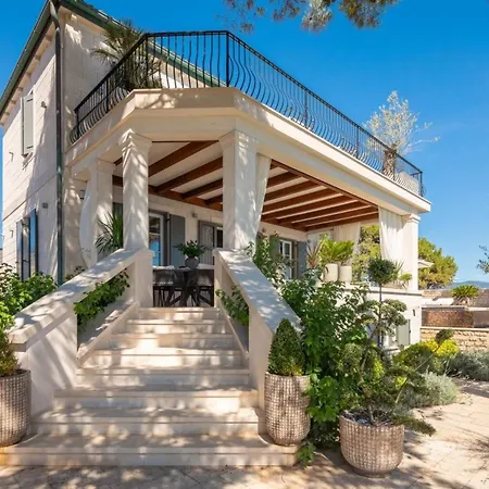 Вілла Luxury Beachfront Sensation Ciovo With Pool & Jacuzzi