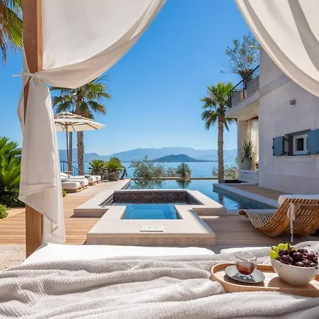 Villa Luxury Beachfront Sensation Ciovo With Pool & Jacuzzi Slatine