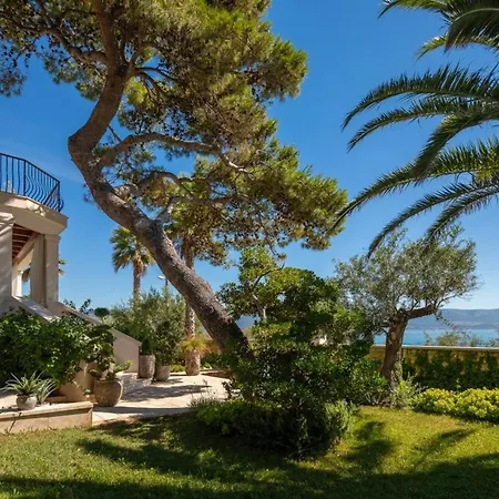 Luxury Beachfront Sensation Ciovo With Pool & Jacuzzi Villa Slatine