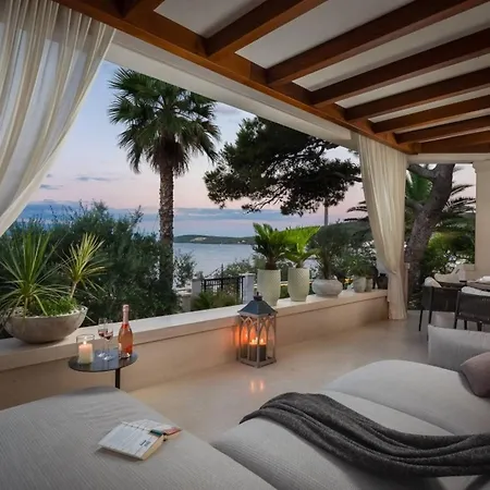 Вілла Luxury Beachfront Sensation Ciovo With Pool & Jacuzzi Слатине