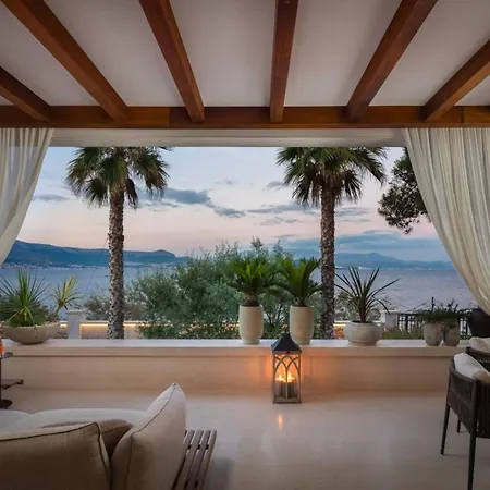 Вілла Luxury Beachfront Sensation Ciovo With Pool & Jacuzzi Слатине
