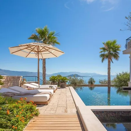 Luxury Beachfront Sensation Ciovo With Pool & Jacuzzi Вілла *
