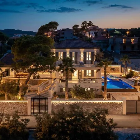Villa Luxury Beachfront Sensation Ciovo With Pool & Jacuzzi Slatine