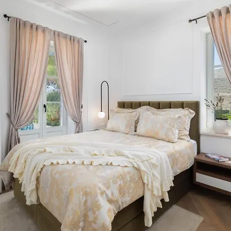 Luxury Beachfront Sensation Ciovo With Pool & Jacuzzi