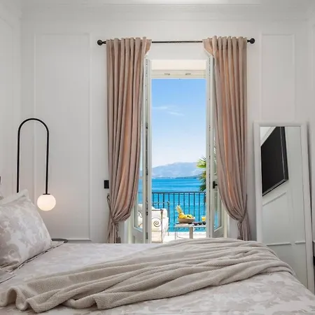 Luxury Beachfront Sensation Ciovo With Pool & Jacuzzi 别墅