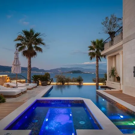 别墅 Luxury Beachfront Sensation Ciovo With Pool & Jacuzzi