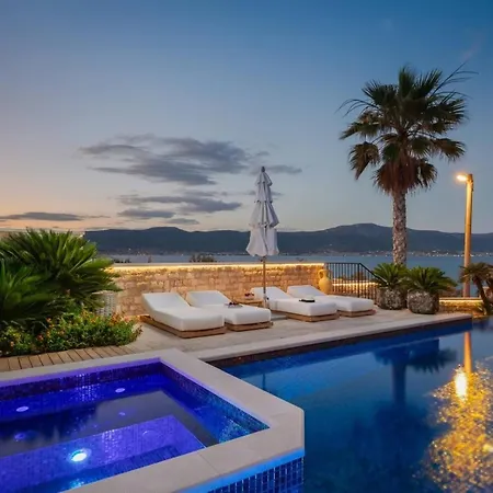 别墅 Luxury Beachfront Sensation Ciovo With Pool & Jacuzzi